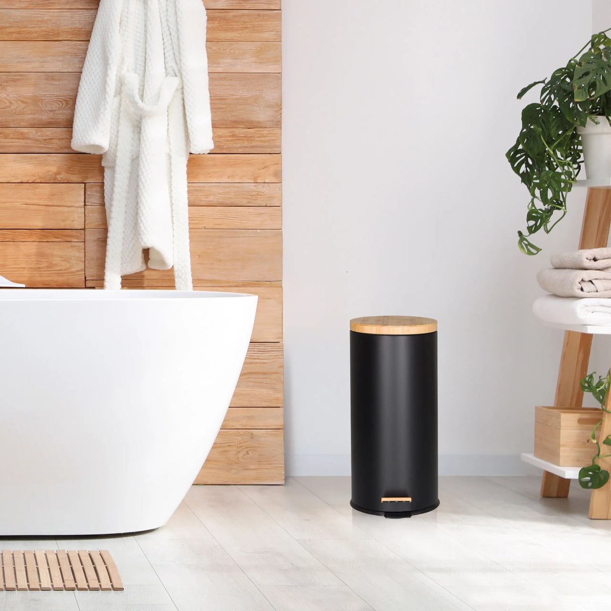 Schwarzer matter Mülleimer CLEAN BAMBOO mit Holzdeckel und Fußpedal von hjh OFFICE