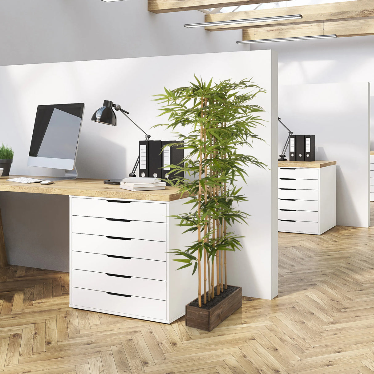 Grüne Kunstpflanze BAMBUS I in einem dunklen Holzgefäß für das Büro von hjh OFFICE