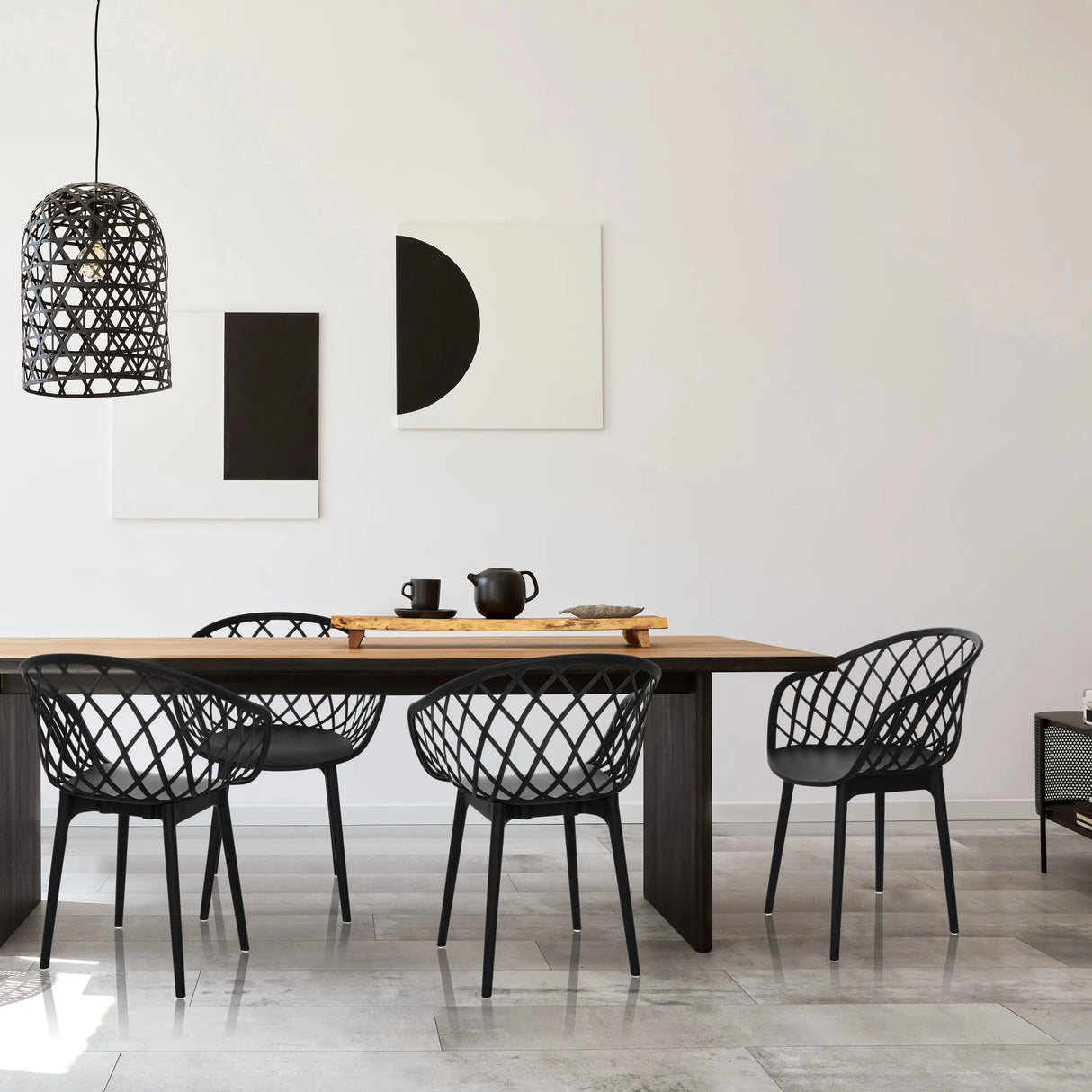 Vier schwarze Schalenstühle BEGIO B mit netzartiger Rückenlehne an einem Esstisch von hjh OFFICE