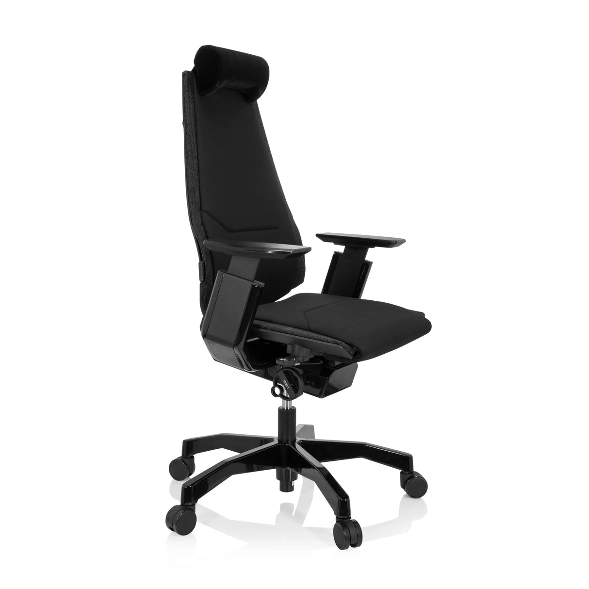 Schwarzer High-End-Bürostuhl GENIDIA BLACK mit Stoffbezug und Fußkreuz mit fünf Rollen von hjh OFFICE – 360-Grad-Ansicht (schräge Frontansicht 60°)