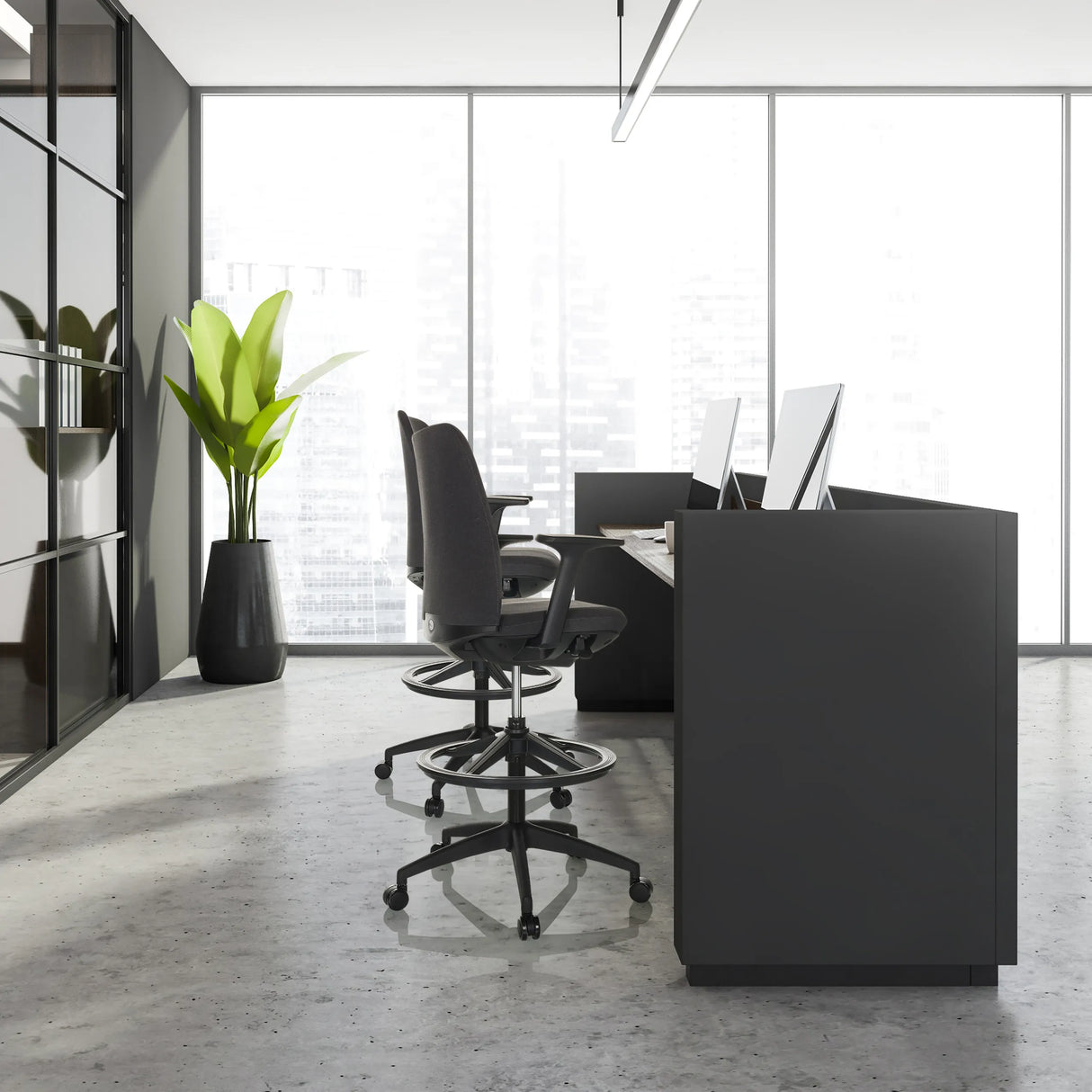 Zwei schwarze Counterstühle NESTORA WORK mit Fußring und Rollen an einem modernen Schreibtisch von hjh OFFICE