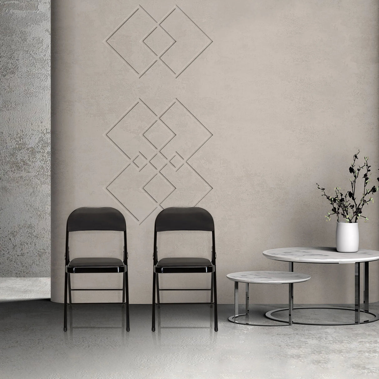 Zwei schwarze Klappstühle TUDELA mit Kunstlederbezug vor einer beige Wand von hjh OFFICE