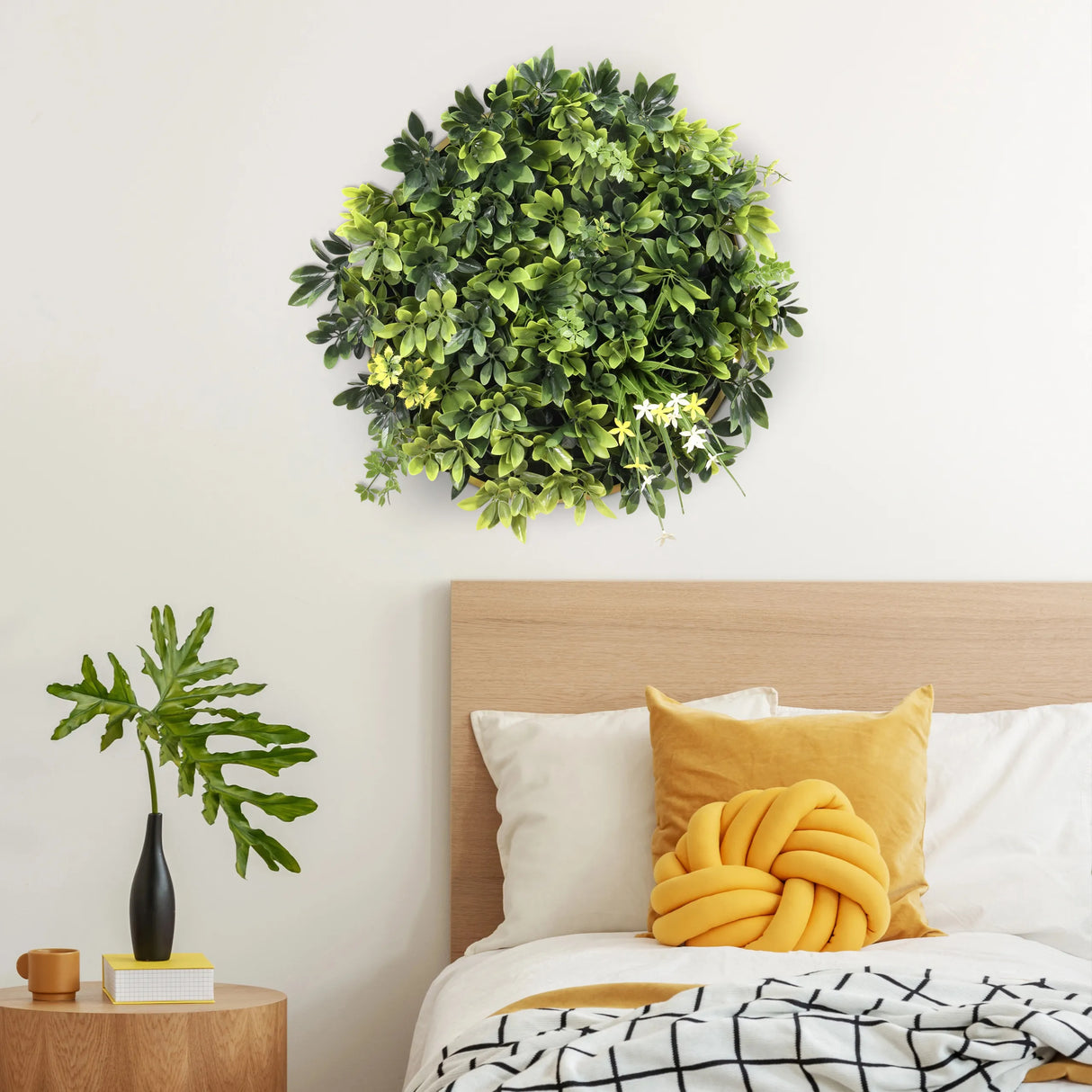 Grüne Pflanzenmatte LEAFLUXE WALL 2 als runde Wanddekoration über einem Bett von hjh LIVING
