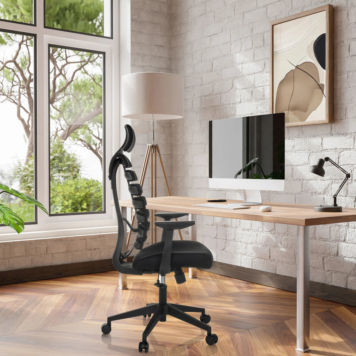 Schwarzer Profi-Bürostuhl ERGO LINE ECO aus Stoff an einem Schreibtisch in einem hellen Raum von hjh OFFICE