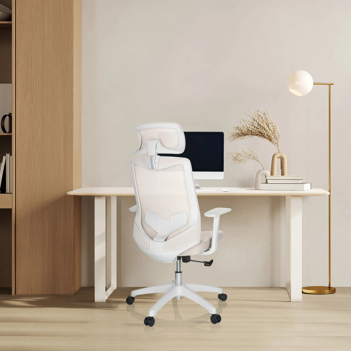 Beiger Homeoffice-Bürostuhl MIKEO W mit Netzrücken und Kopfstütze an einem Schreibtisch von hjh OFFICE