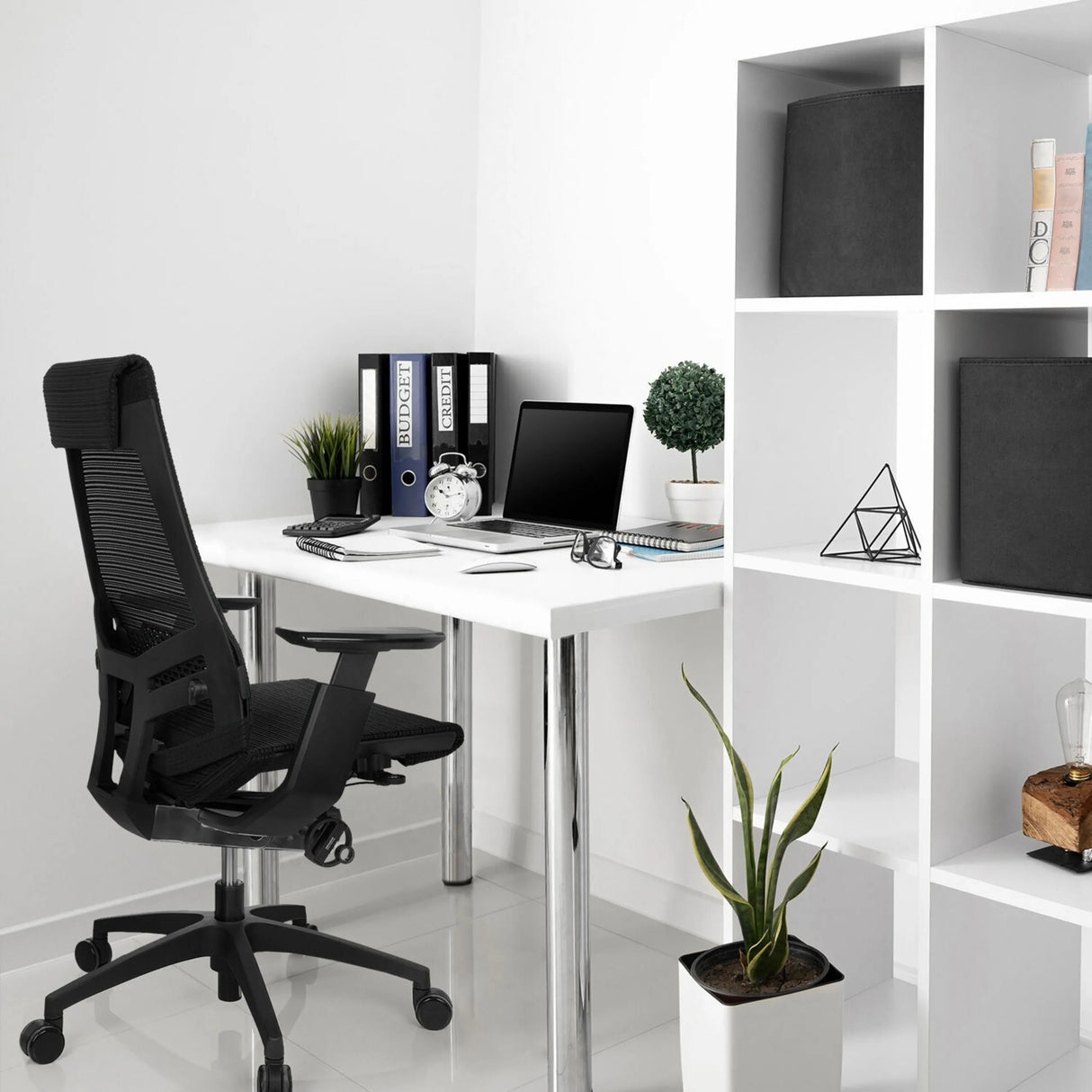 Schwarzer Profi-Bürostuhl GENIDIA SMART BLACK mit Netzrückenlehne und Armlehnen von hjh OFFICE