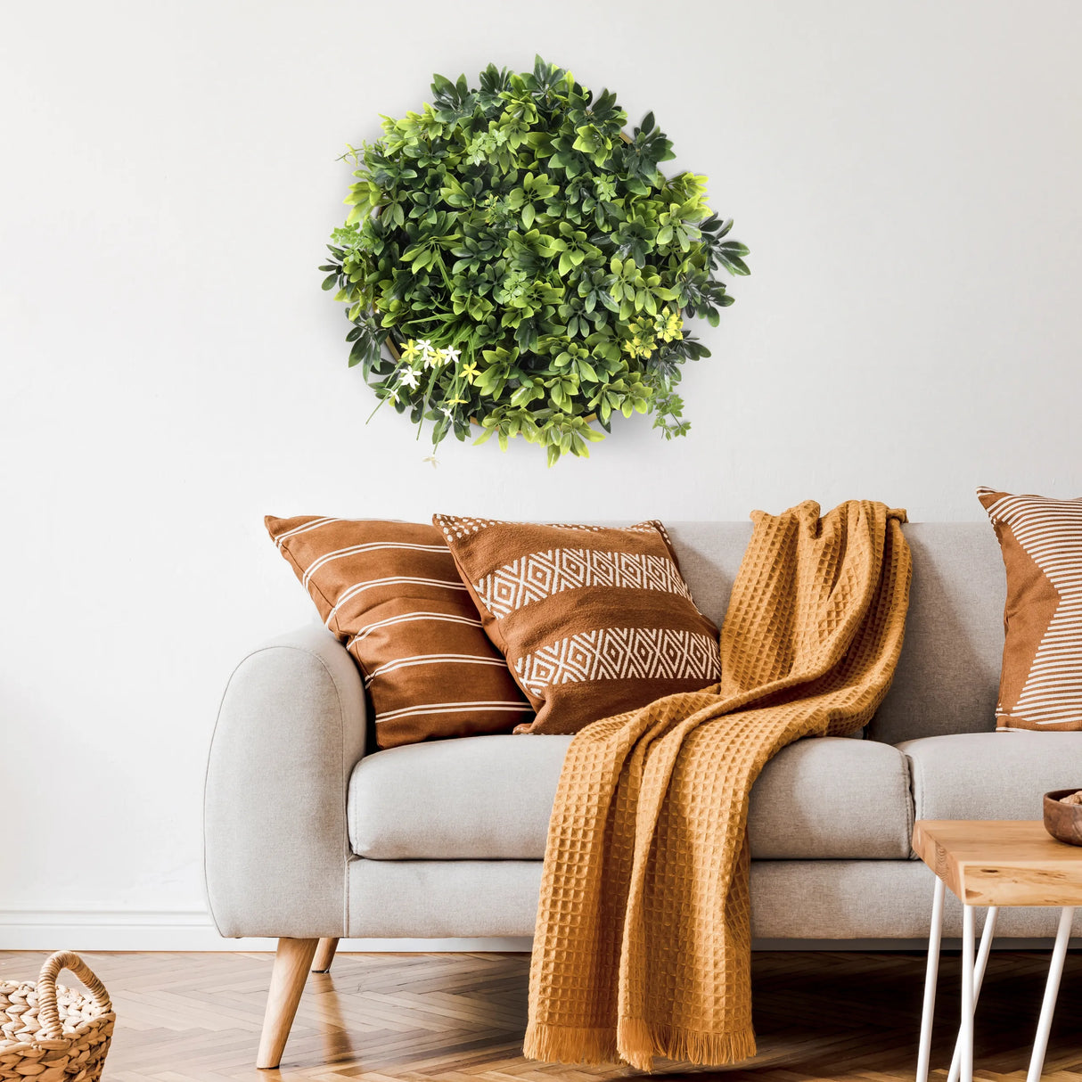 Grüne Pflanzenmatte LEAFLUXE WALL 2 als kreisförmige Wanddekoration über einem Sofa von hjh LIVING
