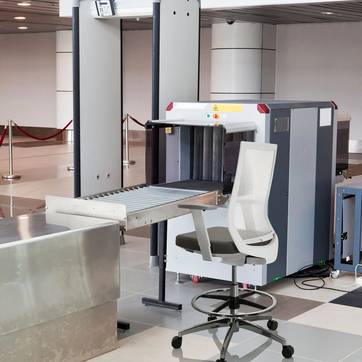 Grauer Counterstuhl ASPEN WORK W mit weißer Rückenlehne und Fußring von hjh OFFICE