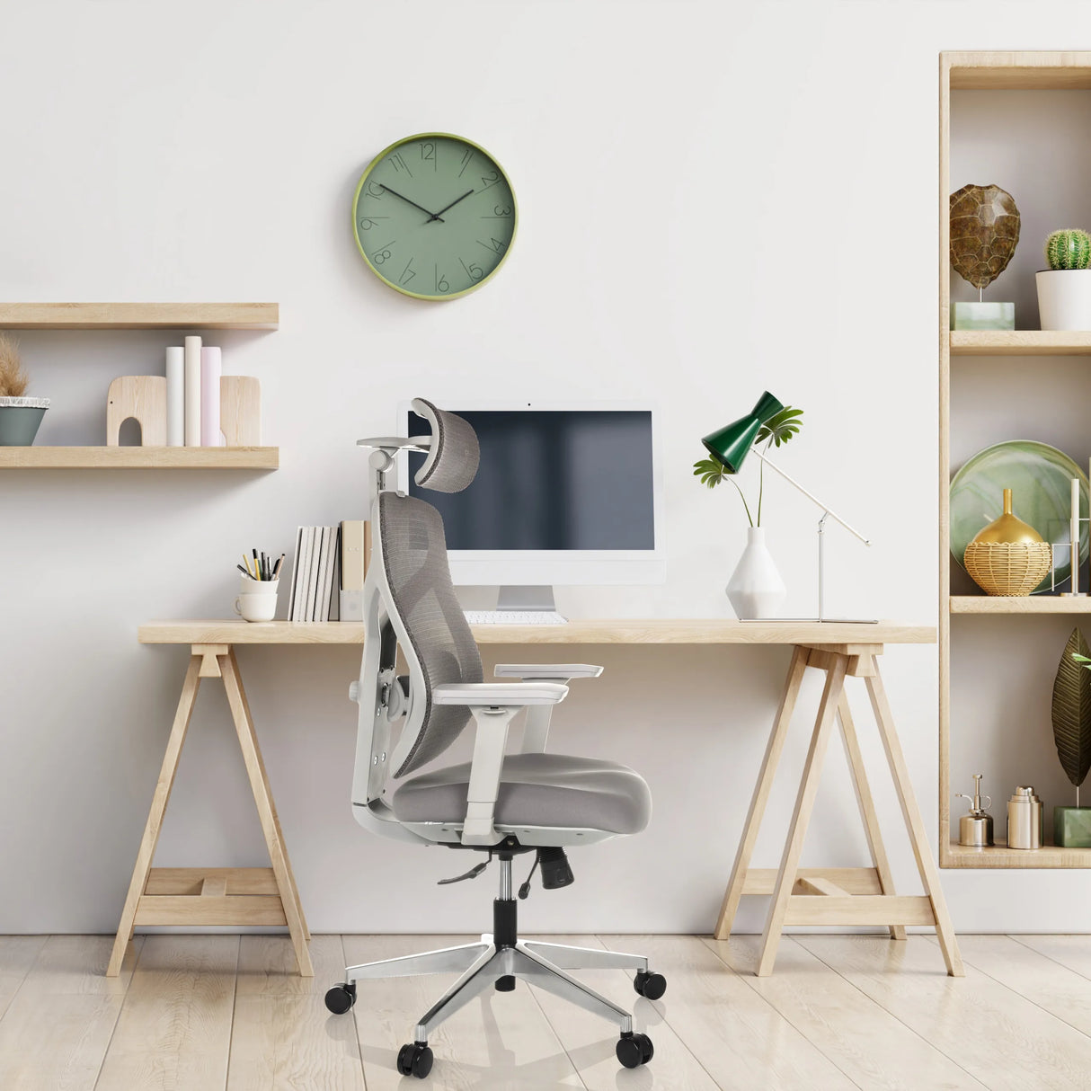 Grauer High-End-Bürostuhl CASSILIS W mit Netzrückenlehne und Kopfstütze von hjh OFFICE