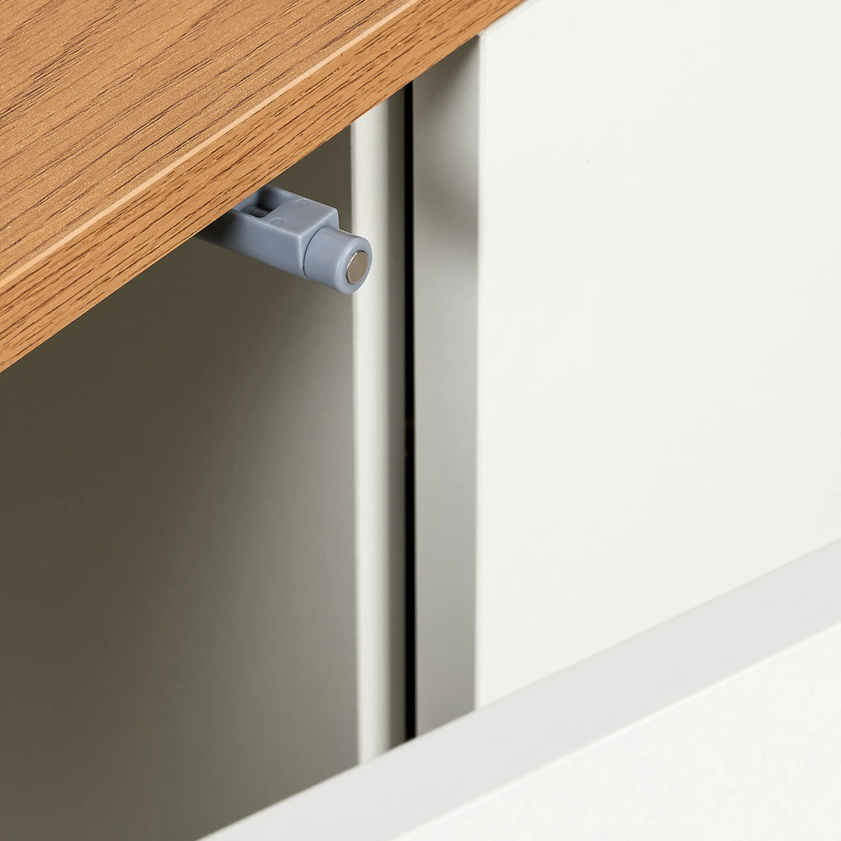 Grauer Türstopper an der eichenfarbenen Platte des Sideboards KELO S von hjh LIVING