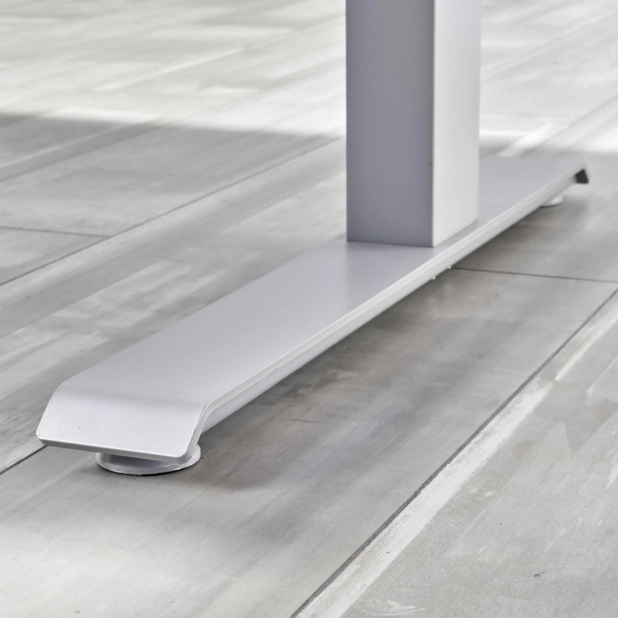 Flacher Fuß mit Stellfuß des elektrisch höhenverstellbaren Schreibtischs XDKB 16 G von hjh OFFICE PRO