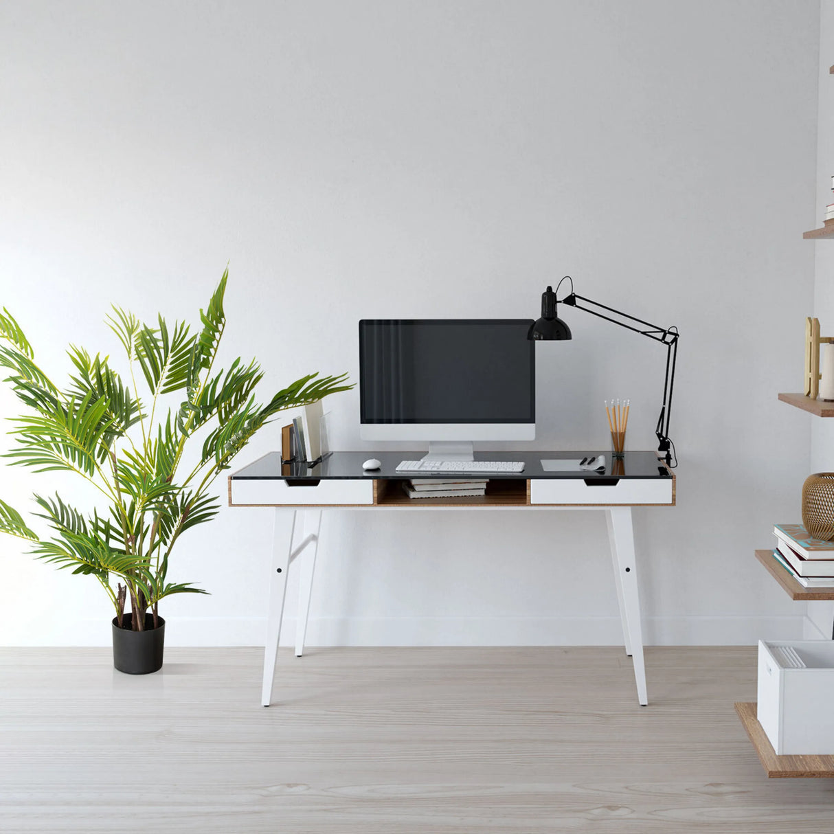 Kunstpflanze ARECA I in grüner Farbe in einem schlichten schwarzen Topf neben einem Schreibtisch von hjh OFFICE