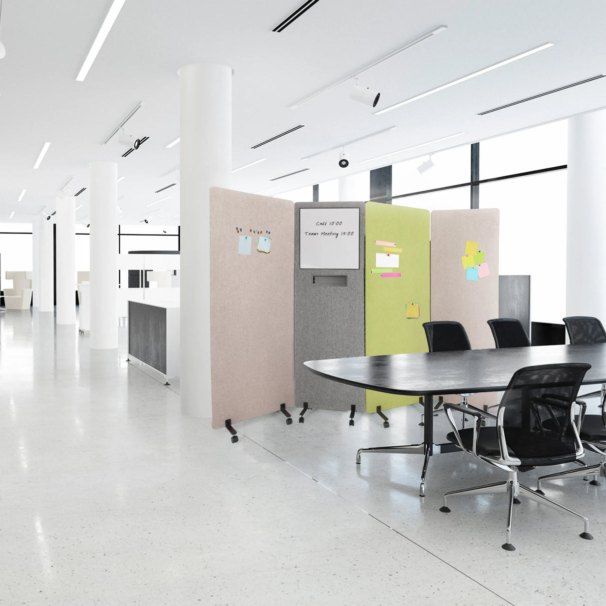 Hellgraue Trennwände FLEXMIUT WB auf Rollen mit integriertem Whiteboard in einem modernen Büro von hjh OFFICE