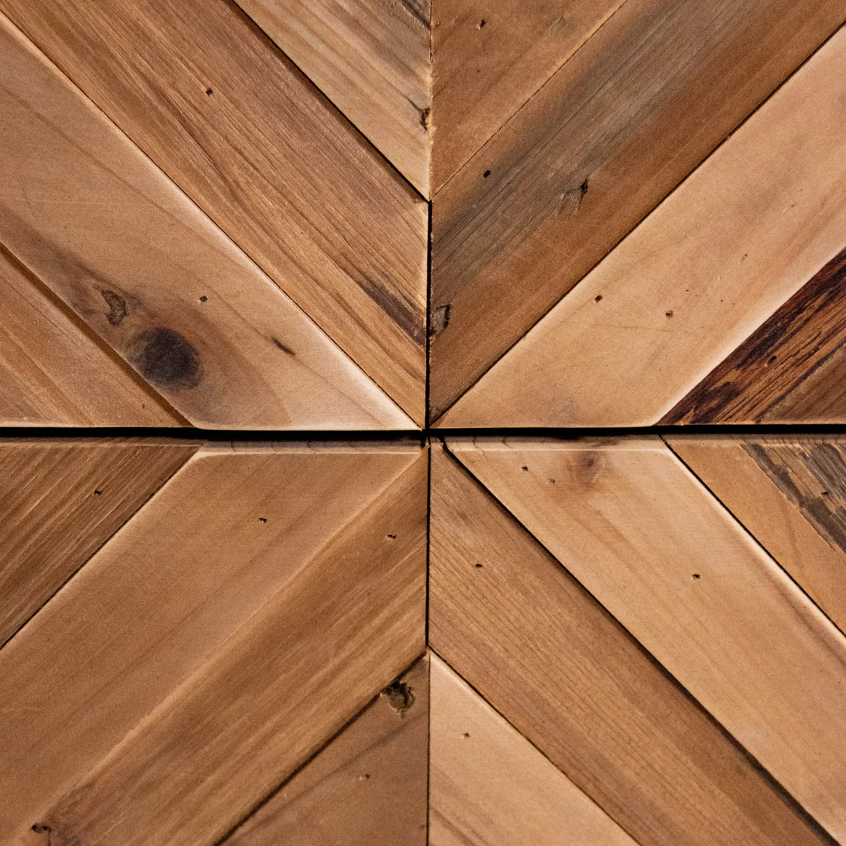 Holzoberfläche mit Fischgrätmuster des Sideboards SANTJAGO BLACK SUN L in dunkelbrauner Farbe von hjh LIVING