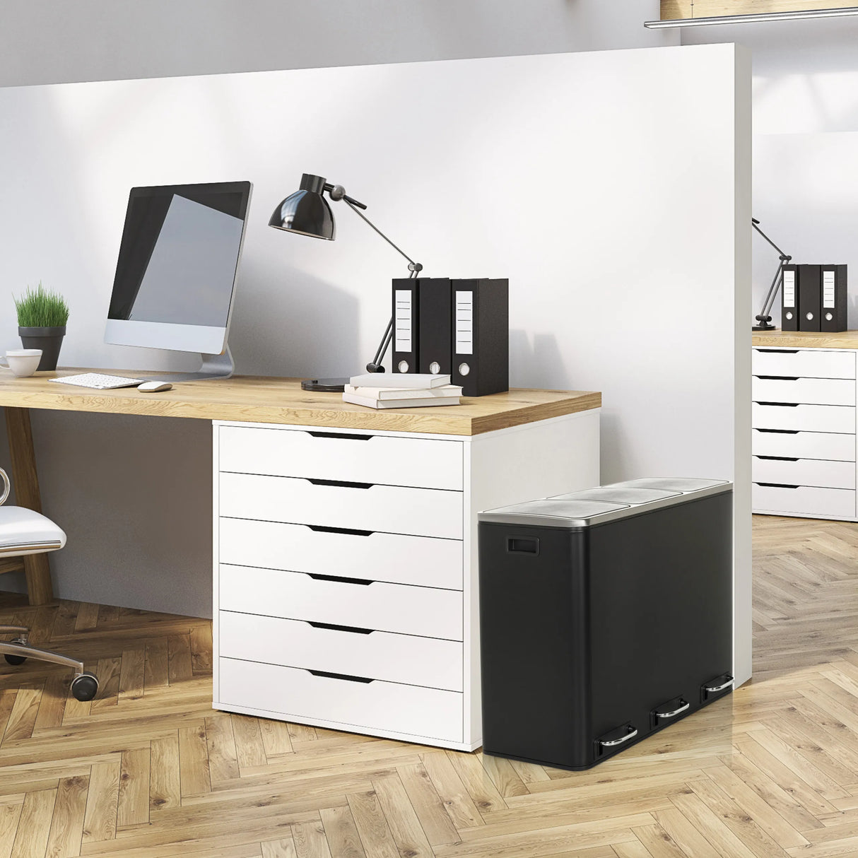 Schwarzer Mülleimer Clean 9 mit silbernem Deckel neben einem Schreibtisch von hjh OFFICE