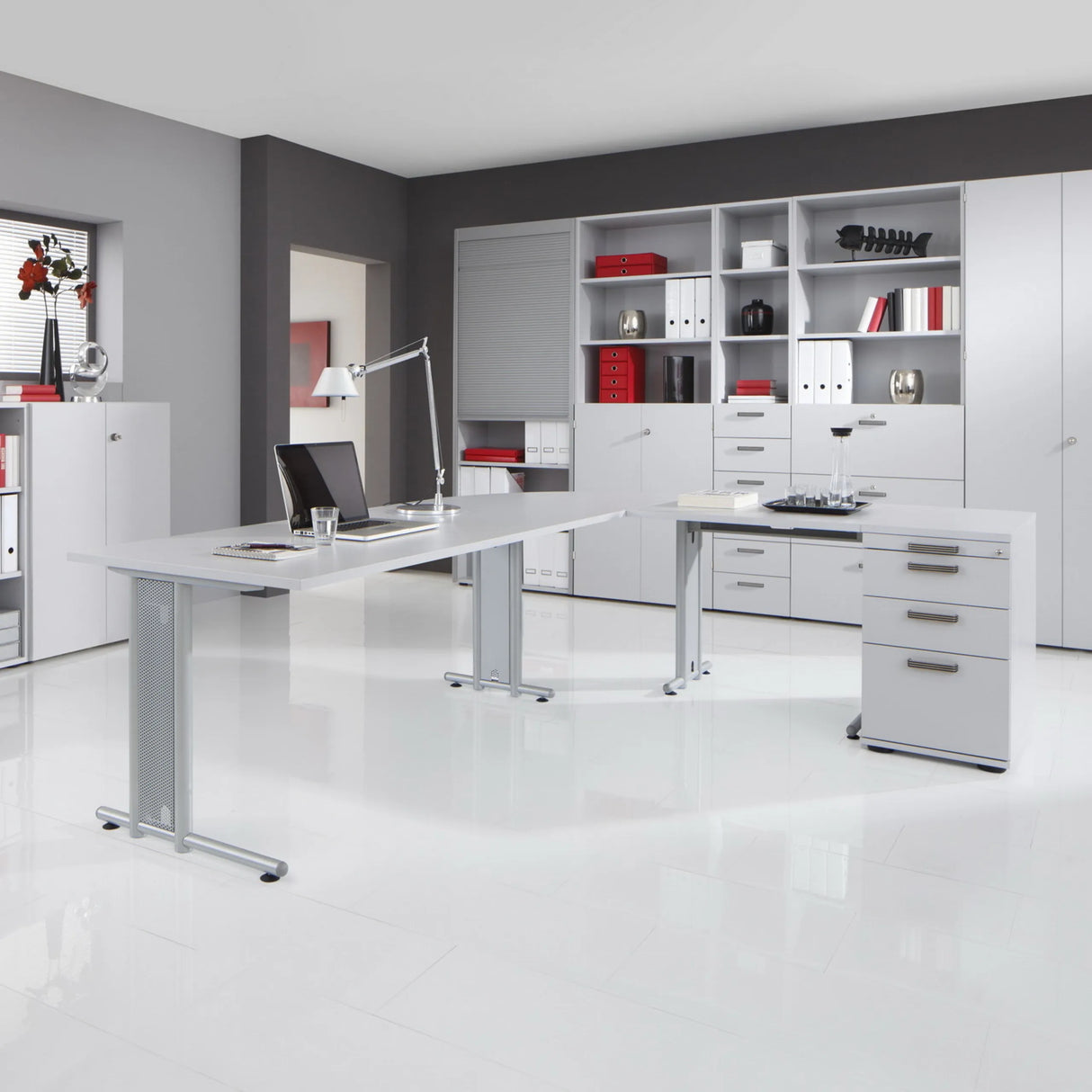 Schreibtisch NANO 19 S in Grau und Silber mit Maßen von 180 × 80 cm im modernen Büro von hjh OFFICE PRO