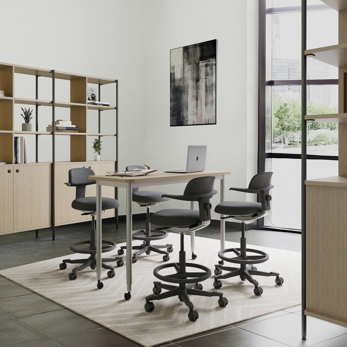 Vier dunkelgraue Arbeitsstühle TOP WORK 40 mit Armlehnen und Fußringen an einem weißen Schreibtisch von hjh OFFICE