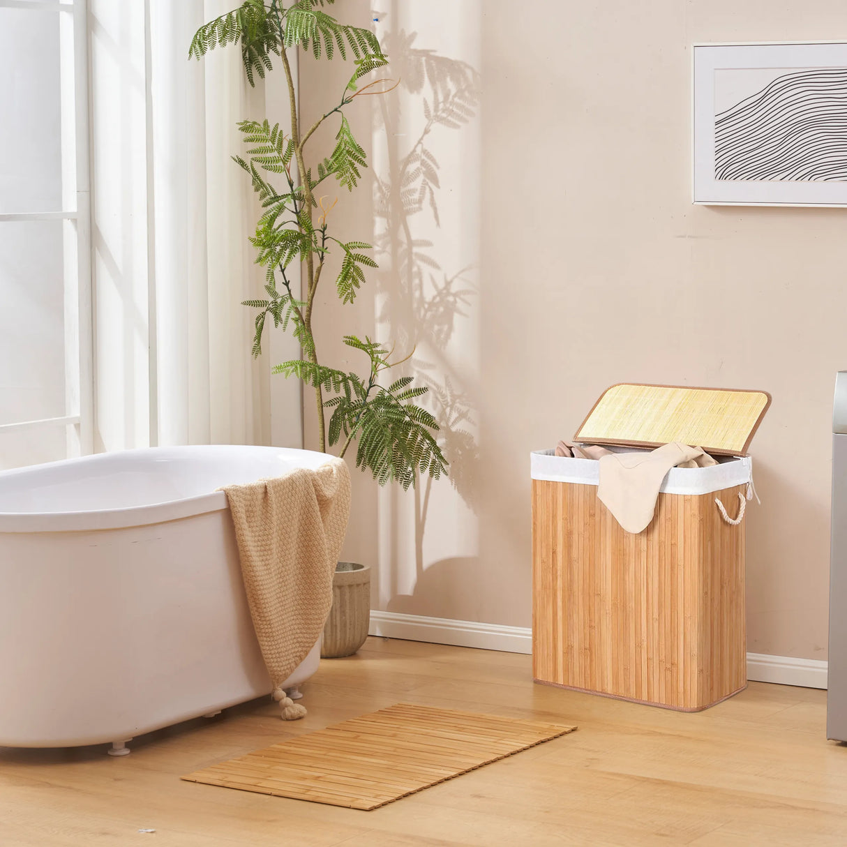 Brauner Wäschekorb FALSTER XL B aus Bambus mit weißem Innenfutter und Deckel im Badezimmer von hjh LIVING