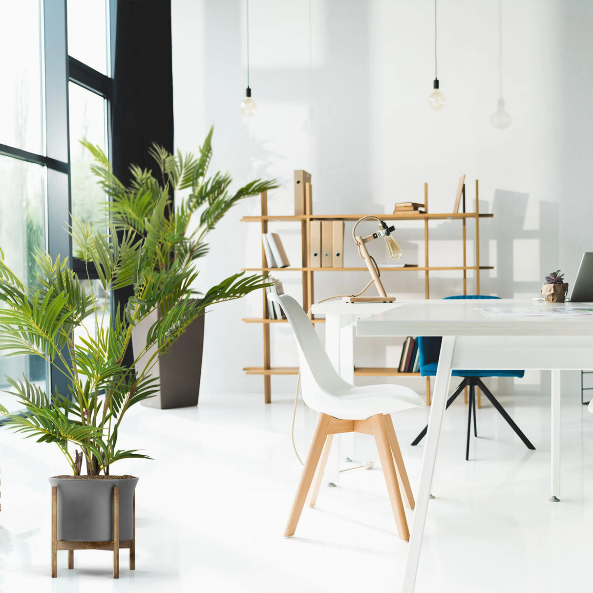Grüne Kunstpflanze ARECA I in einem grauen Topf auf einem Holzgestell von hjh OFFICE