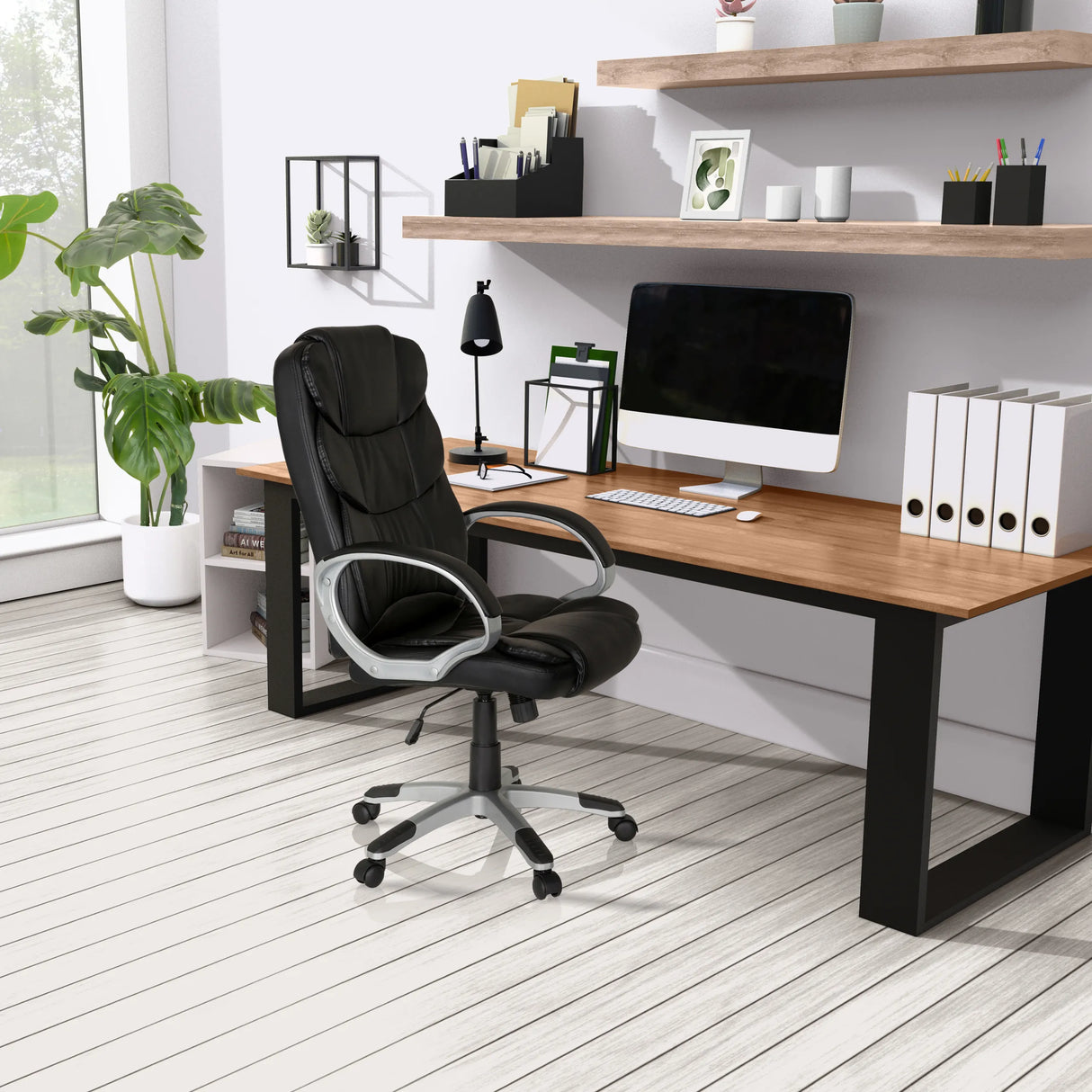 Homeoffice Chefsessel RELAX BY155 in Schwarz mit Armlehnen vor einem Schreibtisch von MyBuero