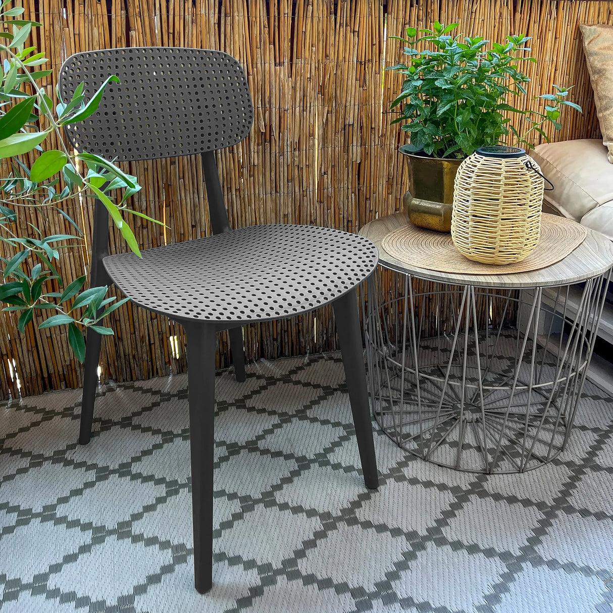 Grauer Outdoor-Stuhl ARTIFO HOL mit perforierter Sitzfläche und Rückenlehne von hjh OFFICE