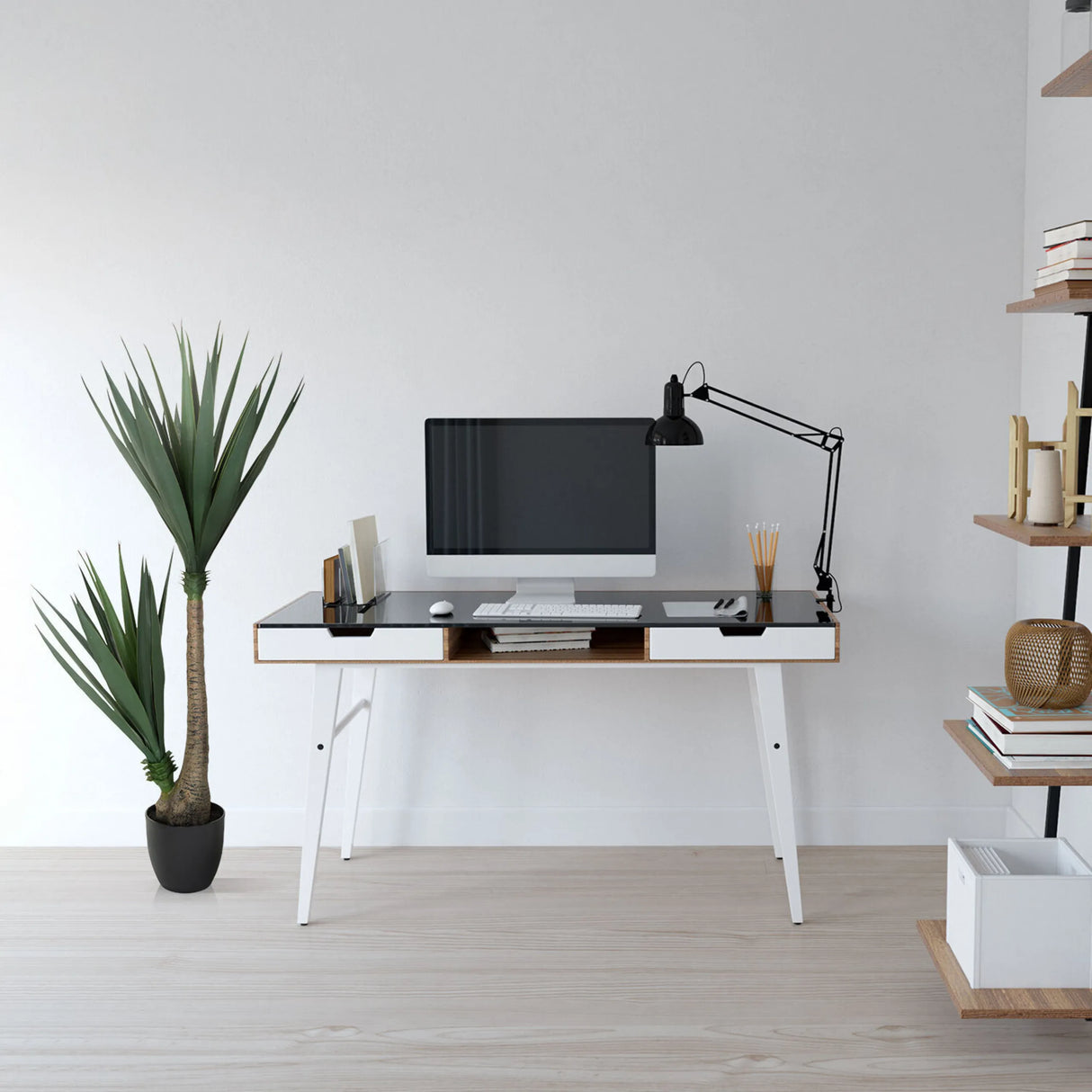 Kunstpflanze YUCCA in Grün mit langen spitzen Blättern in einem schwarzen Topf von hjh OFFICE
