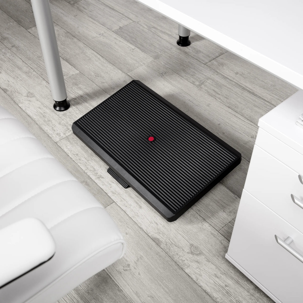 Schwarze Fußablage PIEDINO STRIPE PRO mit gerippter Oberfläche und rotem Knopf von hjh OFFICE