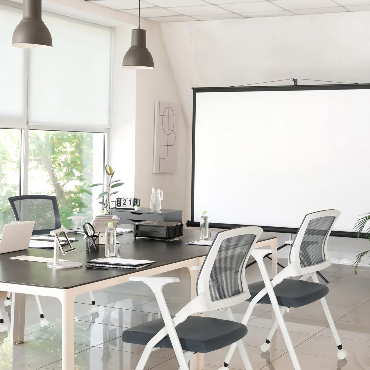 Grauer Klappstuhl PRIORITY II W mit weißem Gestell und Netzrückenlehne von hjh OFFICE