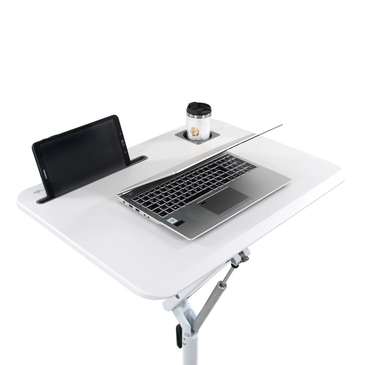 Weiße Arbeitsplatte des Stehschreibtisches STAND VM-SU I mit Laptop, Tablet und Becherhalter von hjh OFFICE
