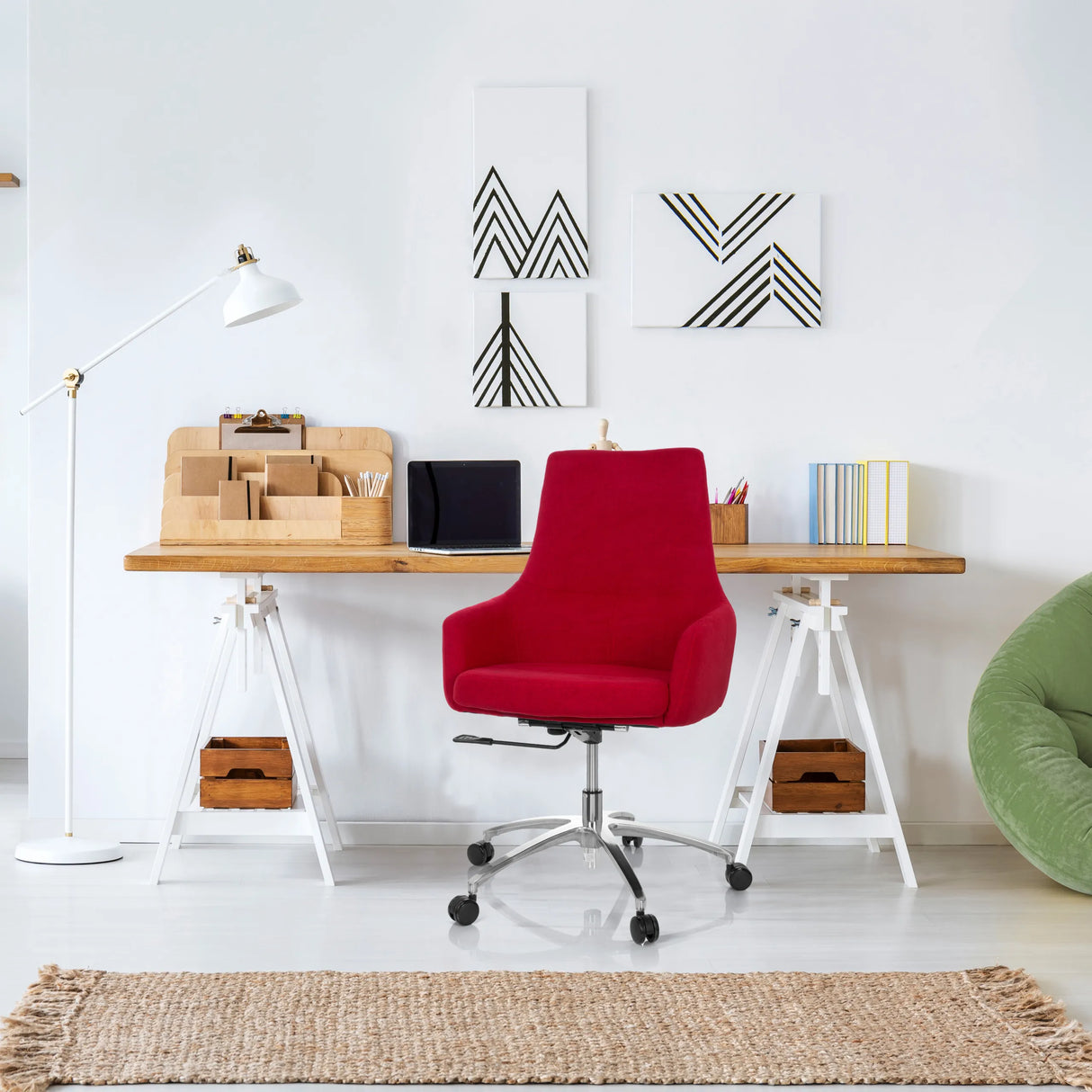 Roter Home-Office-Bürostuhl SHAKE 100 mit Sternfuß und Rollen vor einem Schreibtisch von hjh OFFICE