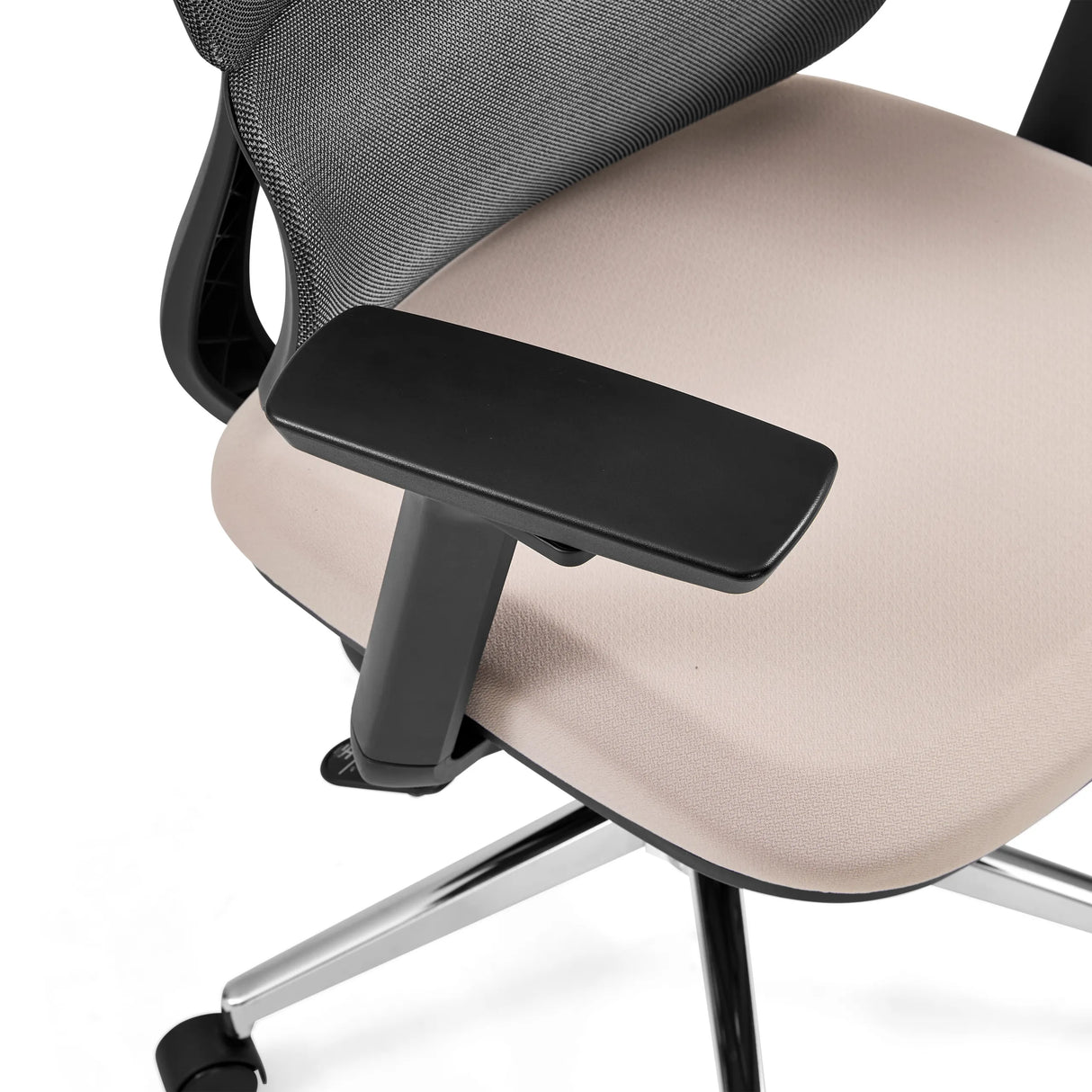 Schwarze Armlehne des Profi-Bürostuhls Ergomy Pro mit beiger Stoffsitzfläche und dunkelgrauer Netzrückenlehne von hjh OFFICE