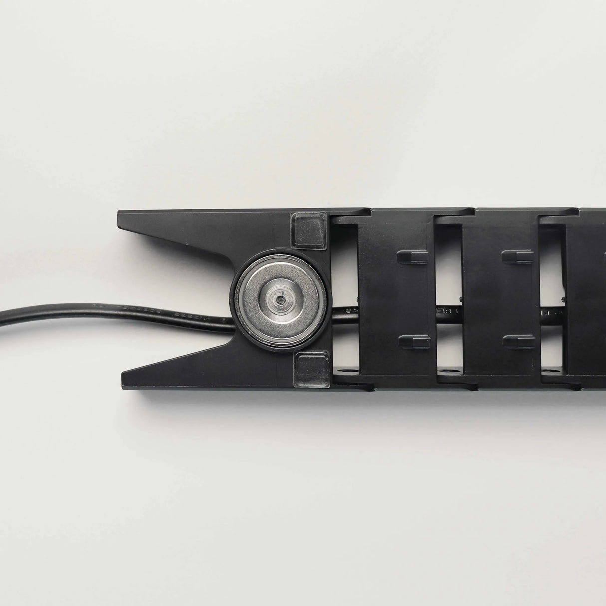 Kabelkette vertikal des Zubehörs CKVL in Schwarz mit Führungselement und Kabel von hjh OFFICE PRO