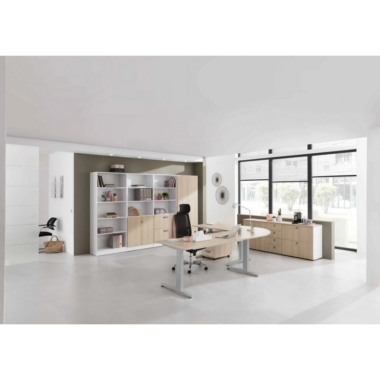 Höhenverstellbarer Schreibtisch XTRA XB 12 SS in Asteiche mit weißem Gestell in einem hellen Büro von hjh OFFICE PRO