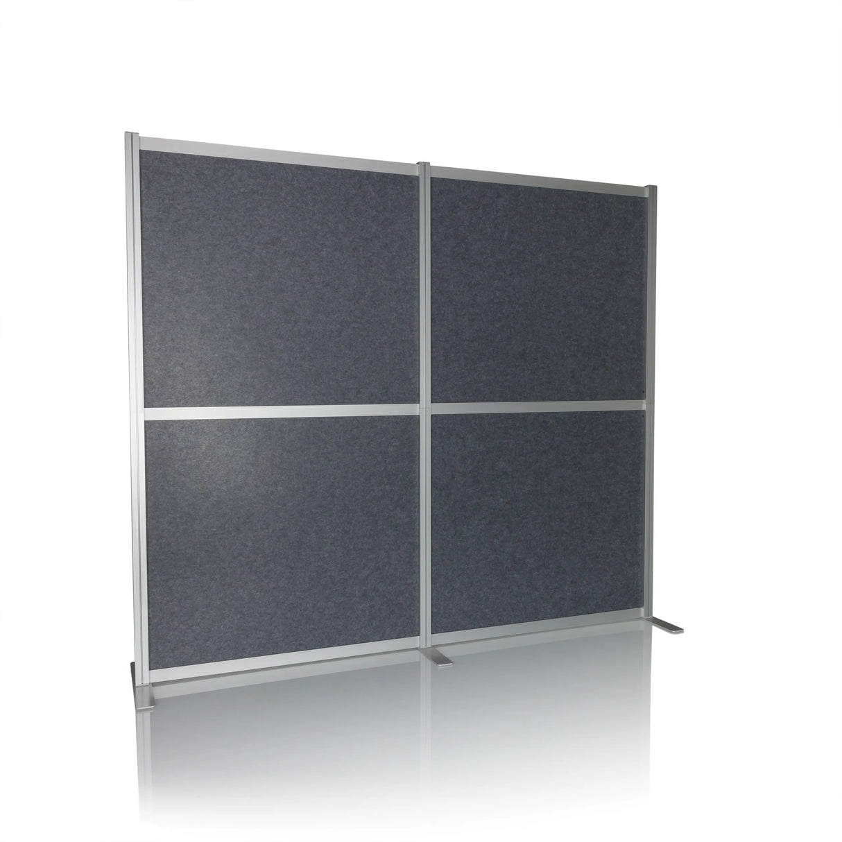 Graue Trennwand FLEXMIUT MODUL mit Aluminiumrahmen und Standfüßen von hjh OFFICE – 360-Grad-Ansicht (Frontansicht 15°)