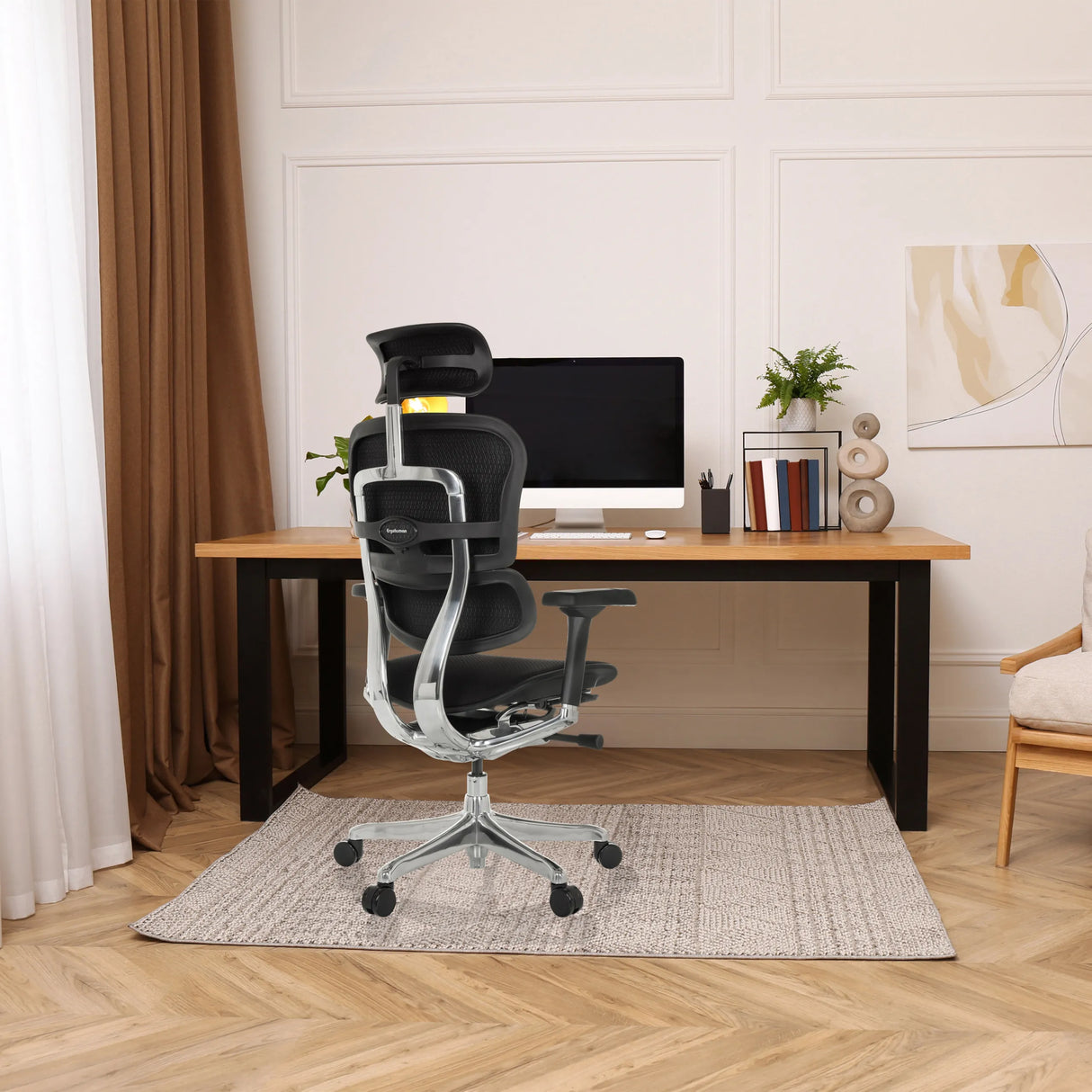 Schwarzer Luxus-Chefsessel ERGOHUMAN GEN2 mit Netzrücken und Kopfstütze an einem Schreibtisch von hjh OFFICE