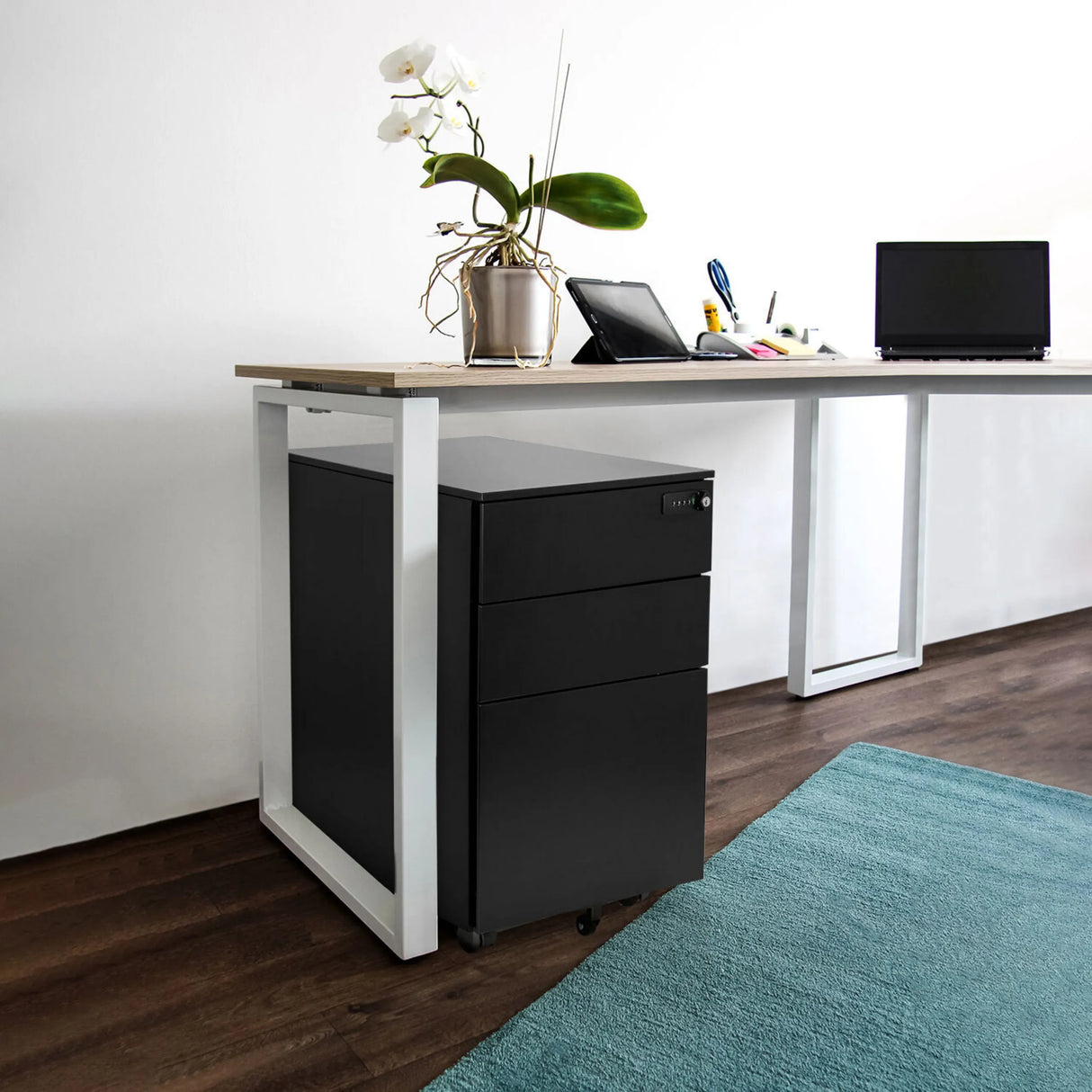 Schwarzer Metall-Rollcontainer COLOR OS I unter einem Schreibtisch mit heller Holzplatte von hjh OFFICE