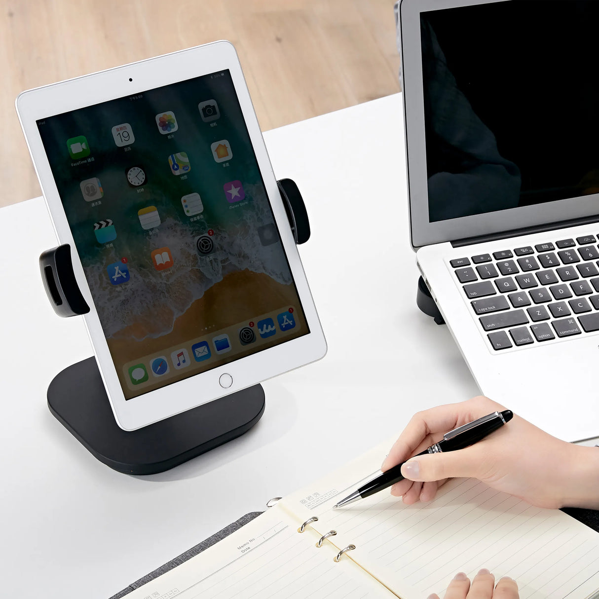 Schwarze Handy & Tablet Halterung FLEXMOBI IV mit eingesetztem Tablet auf weißem Schreibtisch von hjh OFFICE