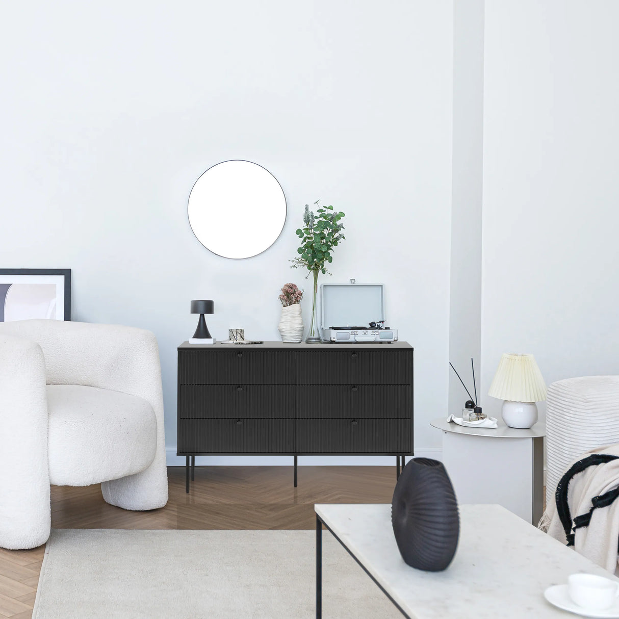 Schwarzes Sideboard KARBY S mit drei Schubladen auf schmalen Beinen in einem modern eingerichteten Raum von hjh LIVING