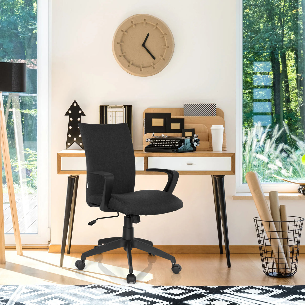 Schwarzer Homeoffice-Bürostuhl SOFT mit Armlehnen und Rollen vor einem Schreibtisch von hjh OFFICE