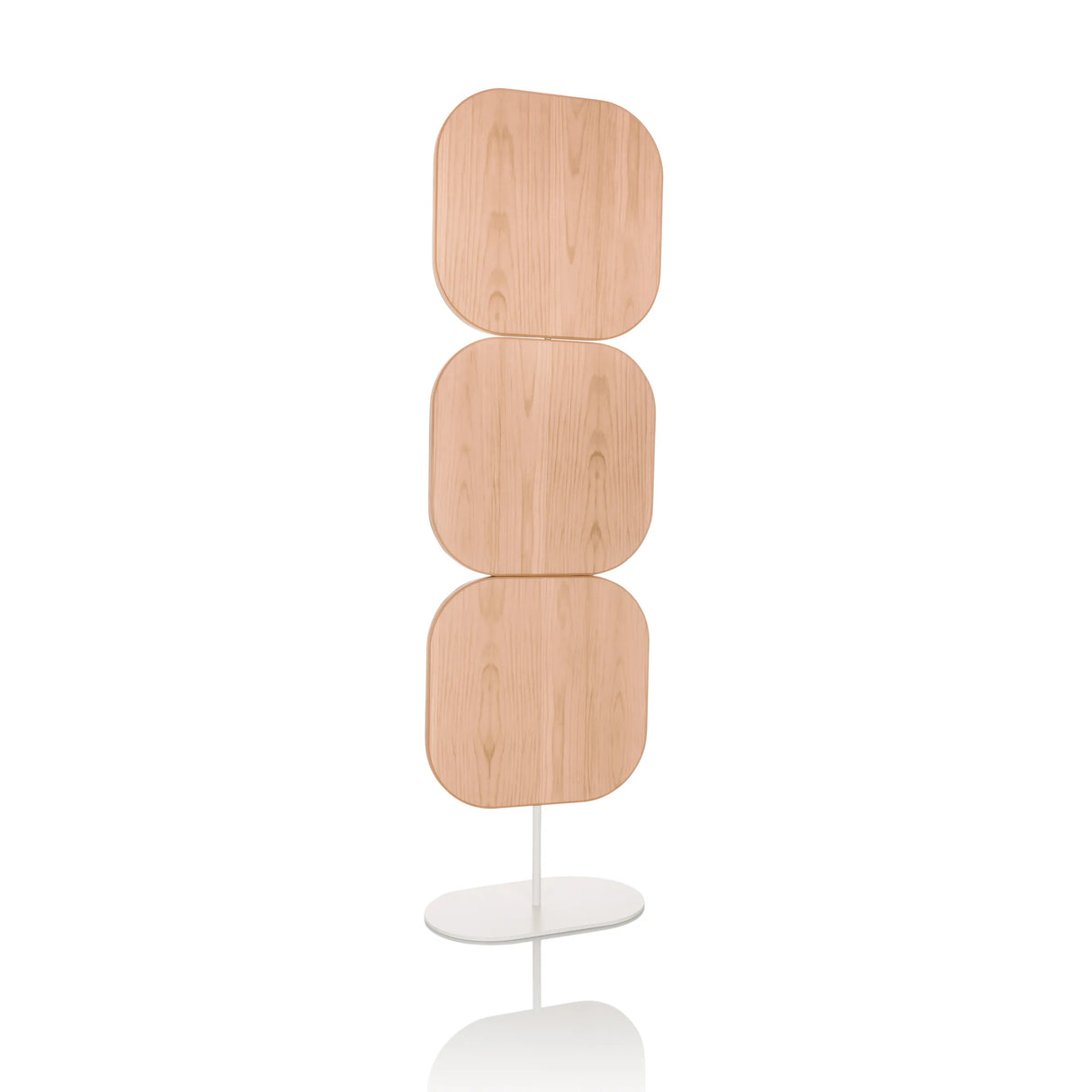 Beige Trennwand FLEXMIUT W mit drei quadratischen Elementen und weißem Standfuß von hjh OFFICE – 360-Grad-Ansicht (Frontansicht 13°)