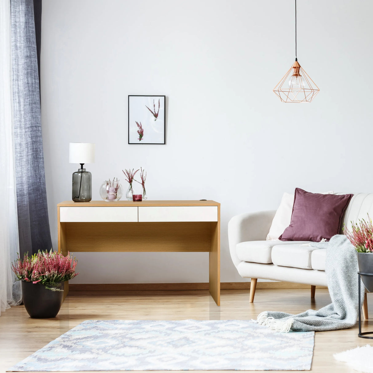 Schreibtisch BERGA in Weiß und Eiche mit zwei Schubladen in einem Wohnraum von hjh LIVING