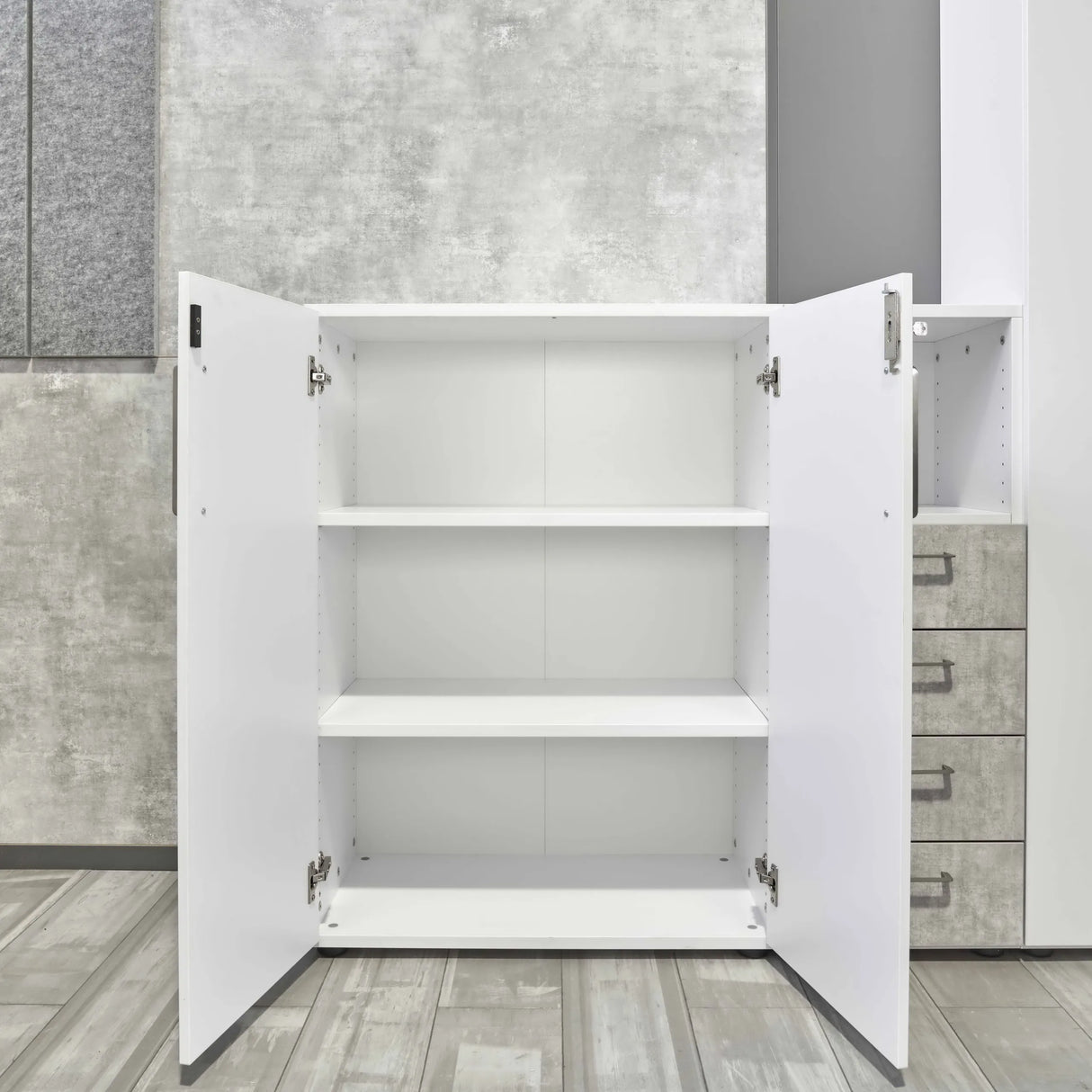 Geöffneter Schrank BETA 9 in Grau mit zwei Türen und zwei Einlegeböden von hjh OFFICE PRO