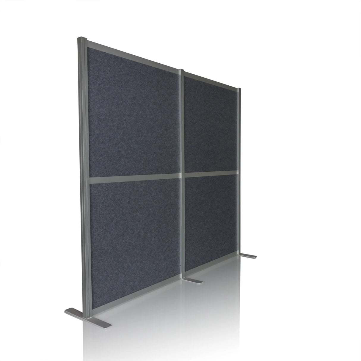Graue Trennwand FLEXMIUT MODUL mit Aluminiumrahmen und Standfüßen von hjh OFFICE – 360-Grad-Ansicht (schräge Frontansicht 45°)