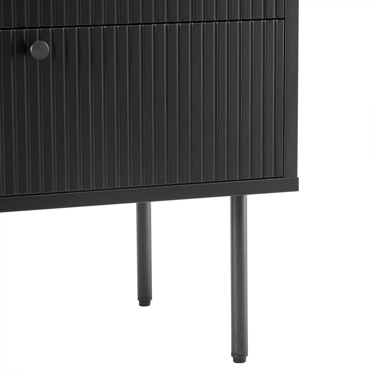 Riffelte Front und schwarze Metallbeine des Sideboards KARBY S von hjh LIVING