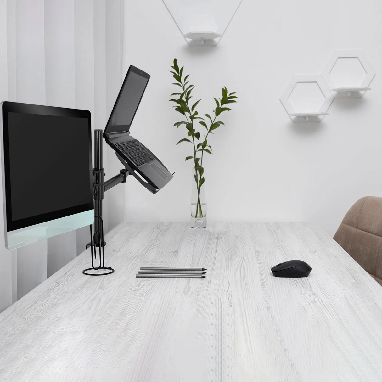 Schwarze Monitorhalterung VM-MH2 mit einem Monitor und einem Laptop auf einem weißen Schreibtisch von hjh OFFICE