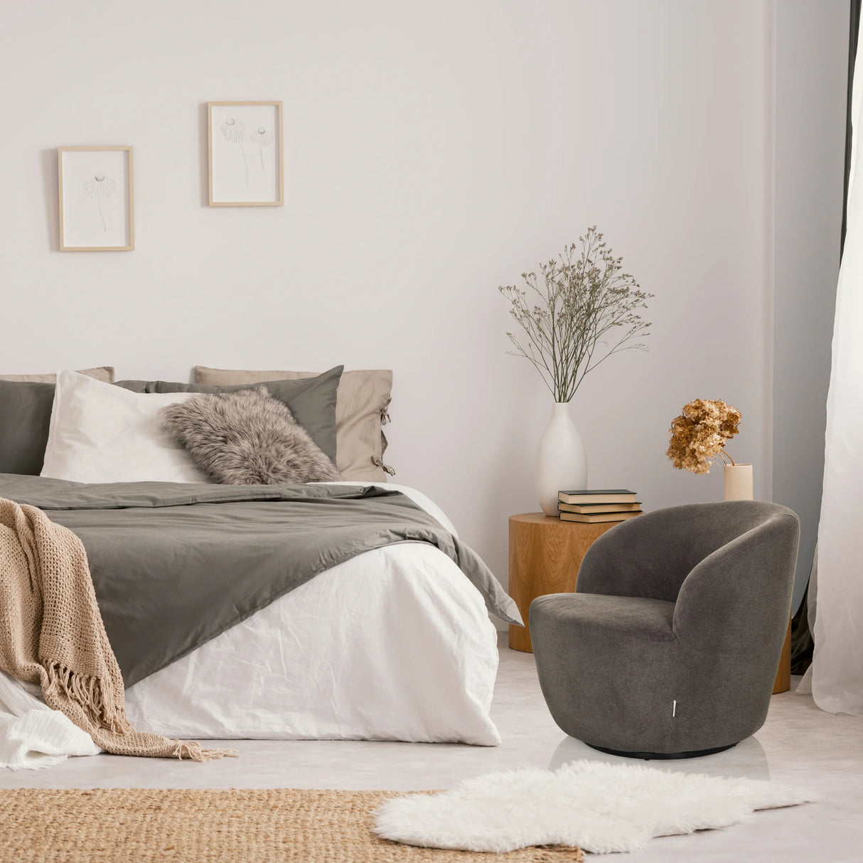 Grauer Loungesessel BRAMWICH mit abgerundeter Form und Polsterung von hjh LIVING