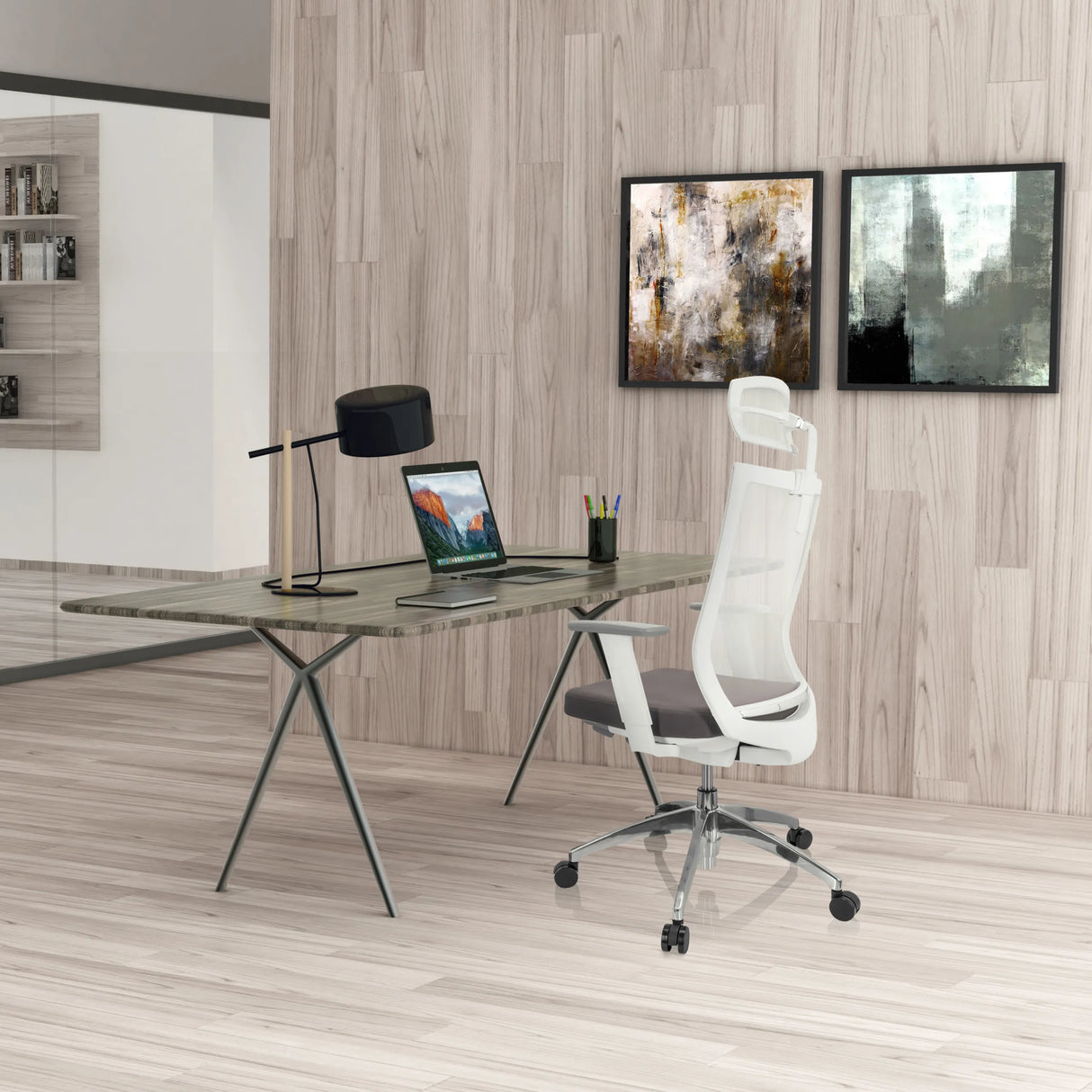Profi-Bürostuhl ASPEN WHITE PRO in Grau und Weiß an einem Schreibtisch von hjh OFFICE