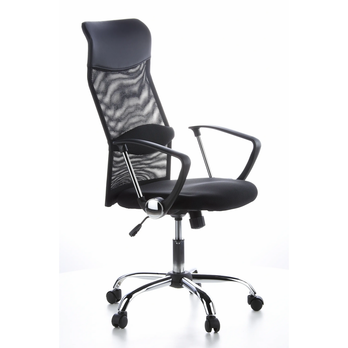 Schwarzer Homeoffice Chefsessel ARIA HIGH mit Netzrücken und Fußkreuz mit fünf Rollen von hjh OFFICE – 360-Grad-Ansicht (schräge Frontansicht 60°)