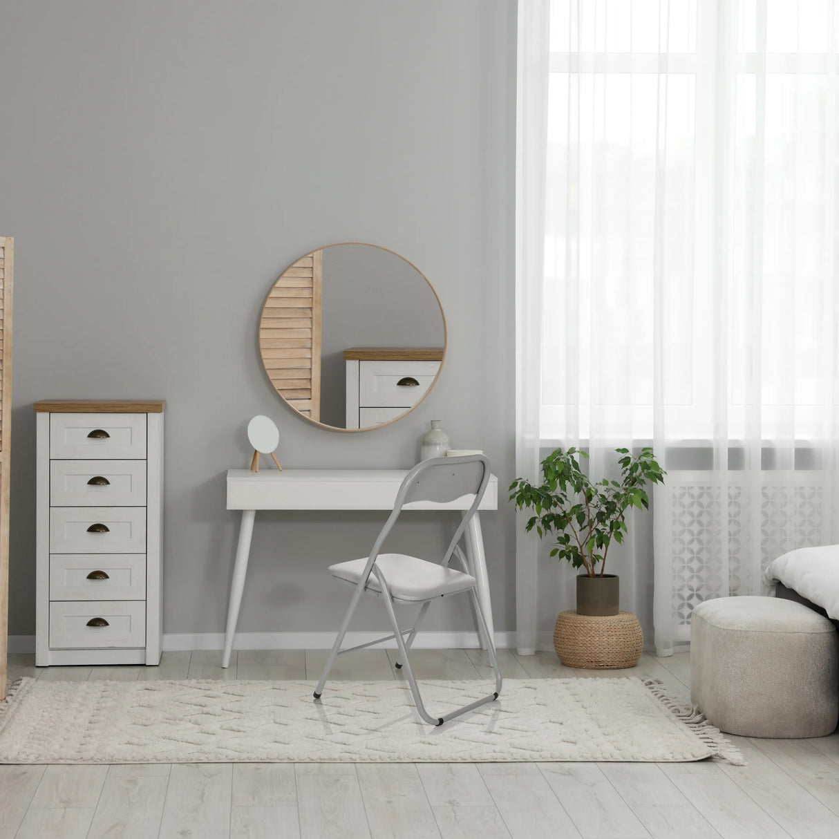 Grauer Klappstuhl TUDELA BASIC aus PVC in einem hellen Raum mit weißem Schminktisch von hjh OFFICE