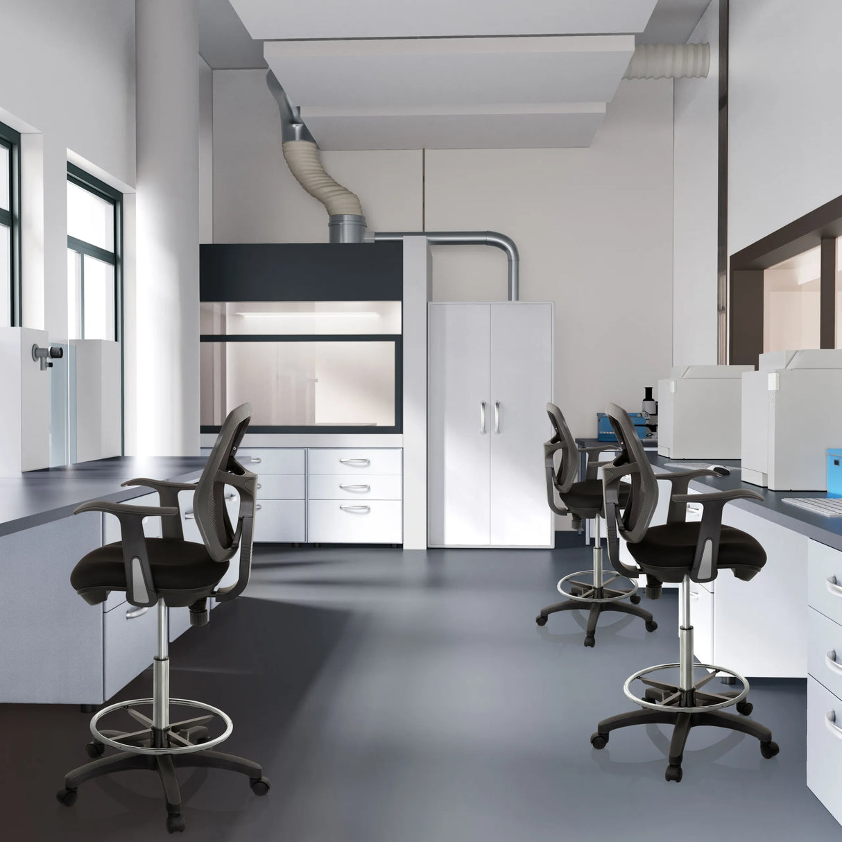 Schwarze Counterstühle TOP WORK 108 mit Armlehnen und Fußring in einer Laborumgebung von hjh OFFICE